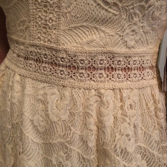 Altair’s State  all over lace dress Sleeves - Picture 3 of 4
